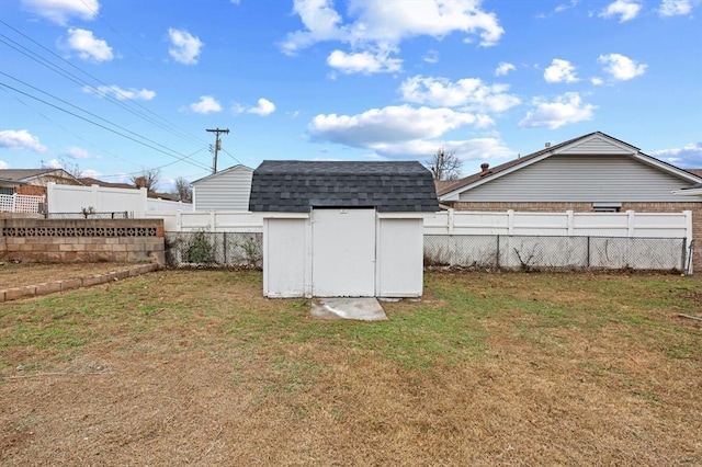 view of yard with a storage unit