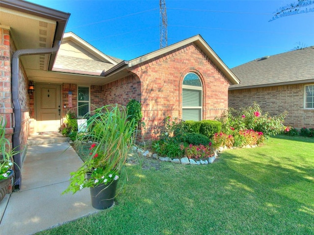 view of front of property featuring a front yard