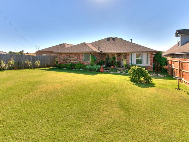 view of front of home featuring a front yard