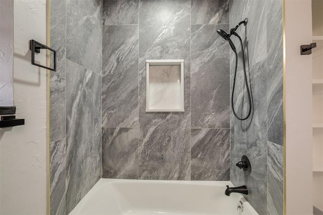 bathroom featuring tiled shower / bath