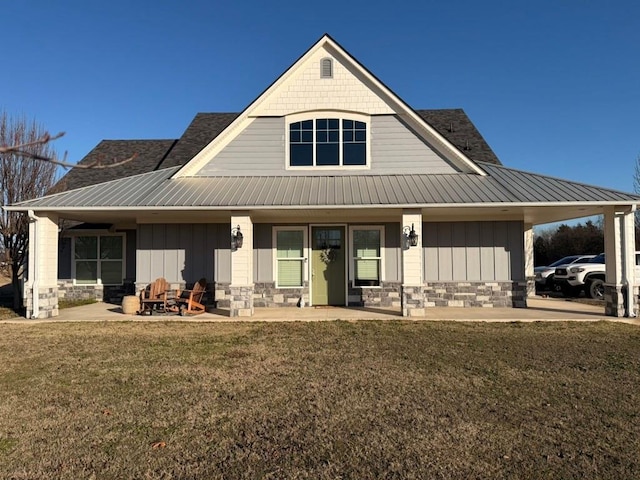 view of front of house featuring a front lawn