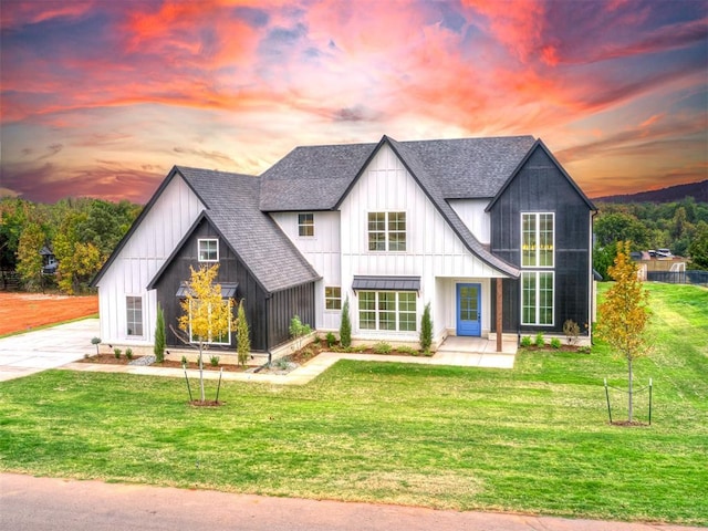 view of front of home featuring a lawn