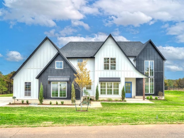 view of front facade featuring a front yard