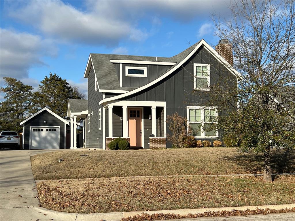 view of front of home featuring a front yard