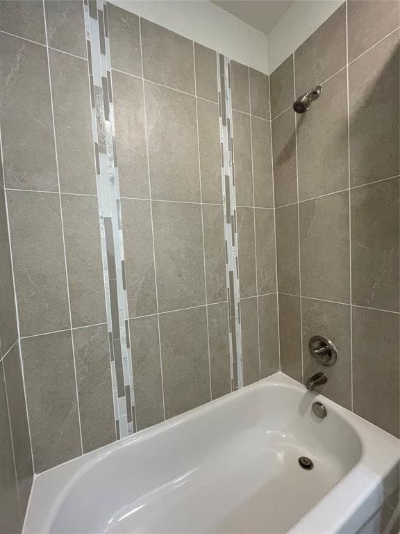 bathroom featuring tiled shower / bath