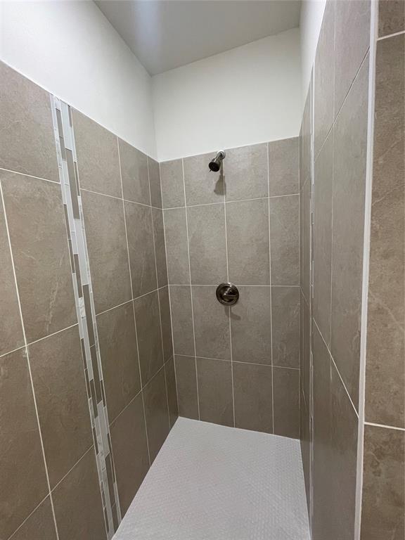 bathroom featuring tiled shower