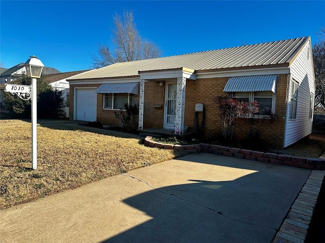 view of front facade featuring a front yard and a garage