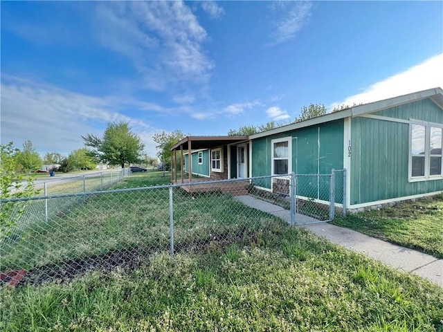 view of front of house with a front lawn