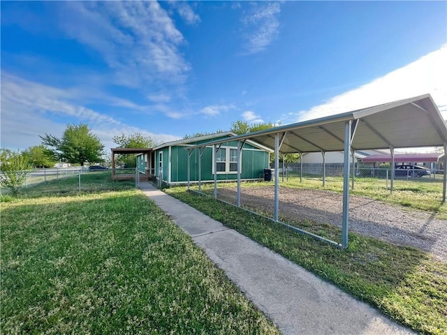 view of front of house featuring a carport and a front yard