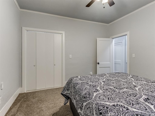 bedroom featuring carpet, ceiling fan, crown molding, and a closet