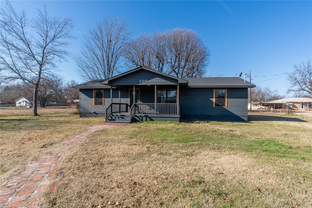 view of front of property featuring a front yard and a porch