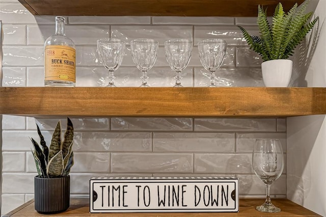 room details featuring backsplash