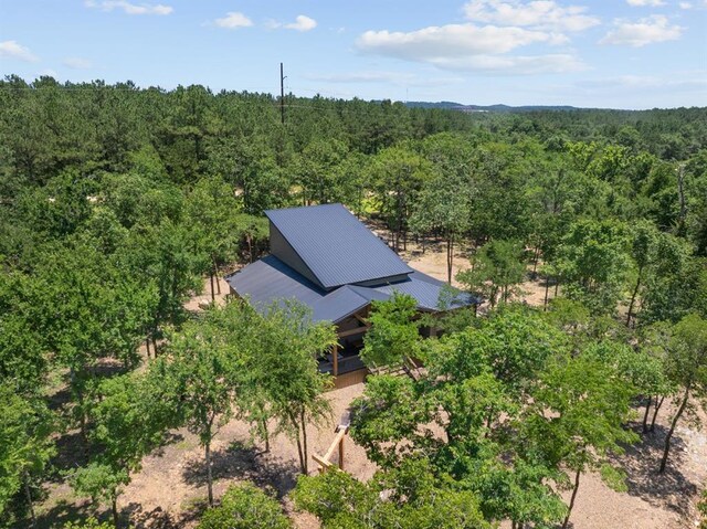 birds eye view of property featuring a forest view