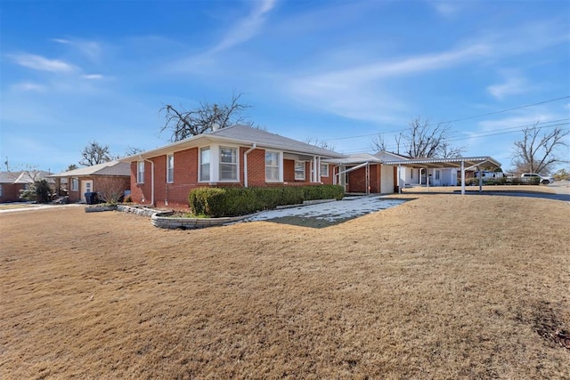 single story home with a front lawn