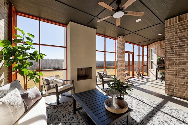 sunroom with ceiling fan