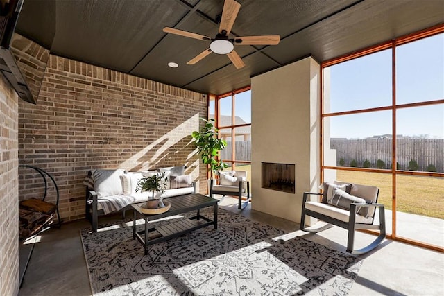 sunroom with ceiling fan