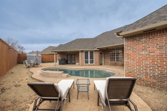 view of swimming pool featuring a jacuzzi and a patio area