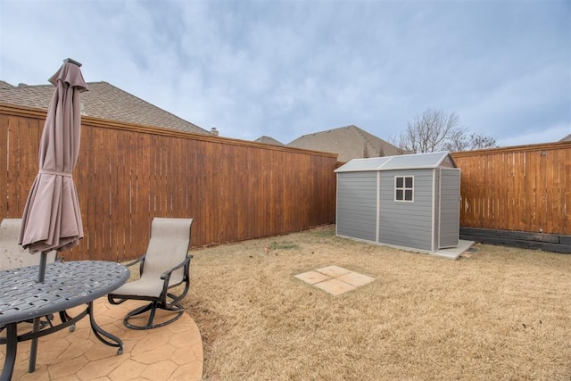 view of yard featuring a storage unit