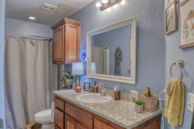 bathroom with a shower with curtain, vanity, and toilet