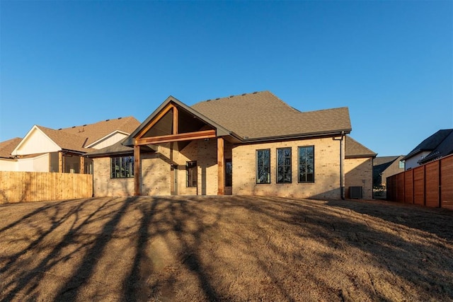 view of front of property featuring a front yard