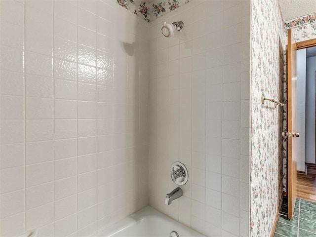 bathroom featuring tiled shower / bath combo