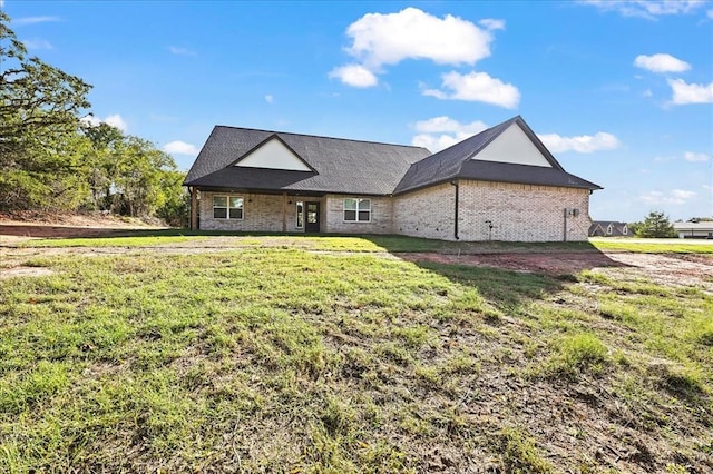 view of front of house featuring a front lawn