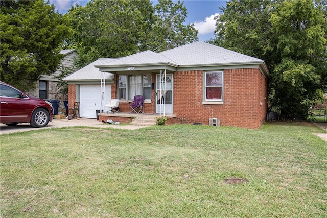 view of front facade featuring a front lawn and a garage