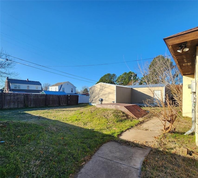 view of yard featuring an outdoor structure