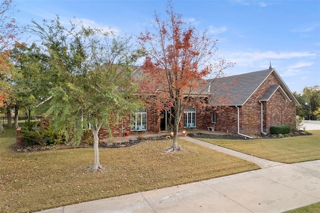 view of front facade with a front lawn