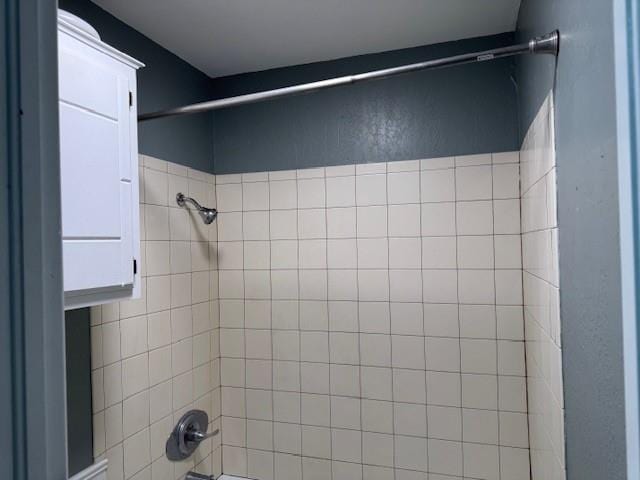 bathroom with shower / washtub combination