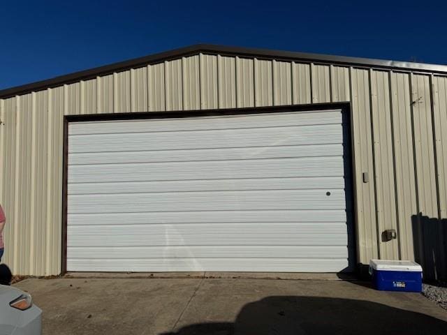 view of detached garage