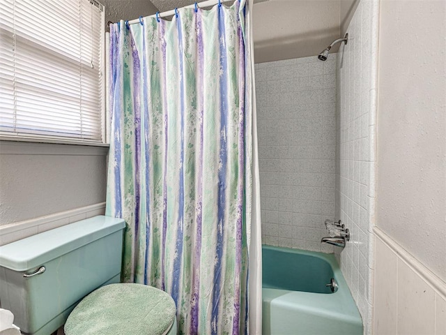 bathroom featuring toilet and shower / tub combo