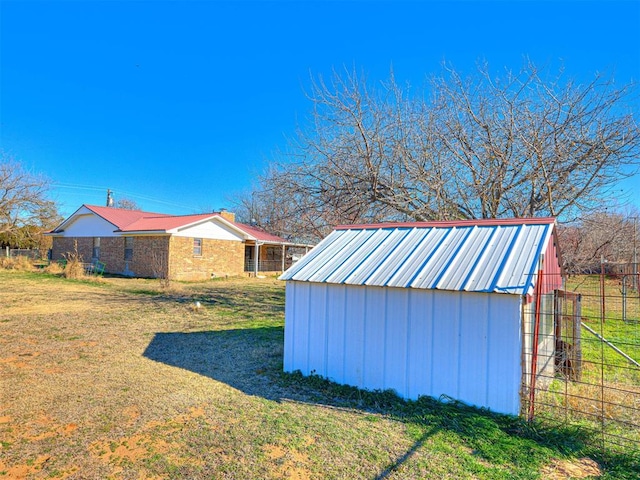 view of yard featuring a shed