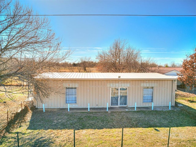 back of house featuring a yard