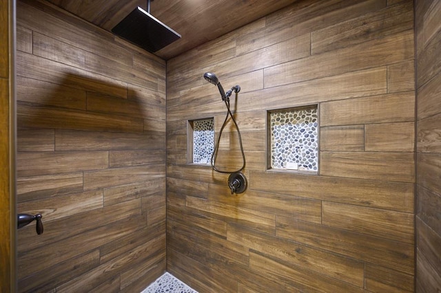 bathroom featuring tiled shower