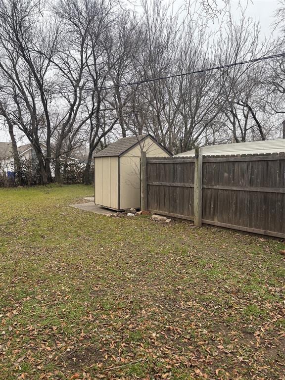 view of yard with a storage unit