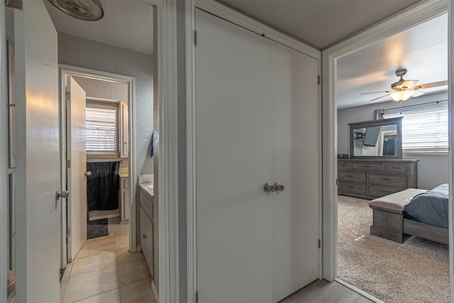 bathroom with plenty of natural light and ceiling fan