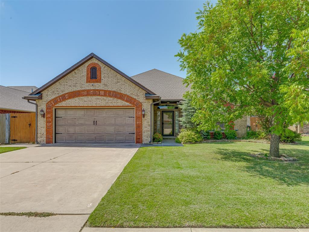 view of front of house with a front lawn and a garage