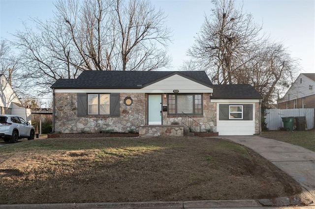 view of front of property featuring a front lawn