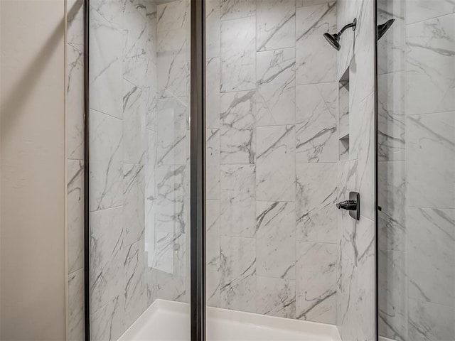 bathroom featuring a tile shower