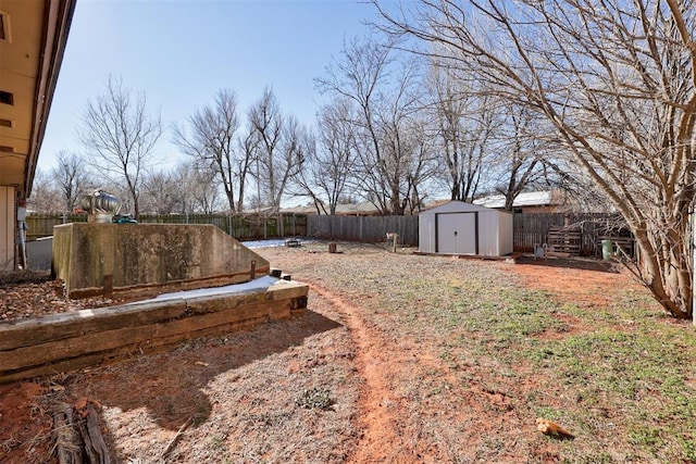 view of yard with a storage unit