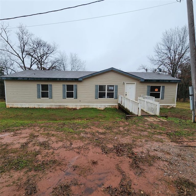 view of front of house featuring a front lawn