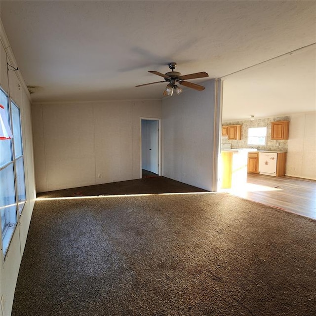 unfurnished room featuring a ceiling fan and light carpet