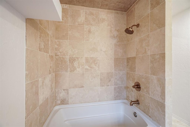 bathroom featuring tiled shower / bath