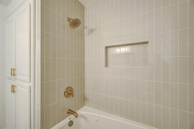 bathroom with tiled shower / bath