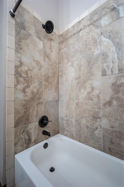 bathroom featuring tiled shower / bath combo