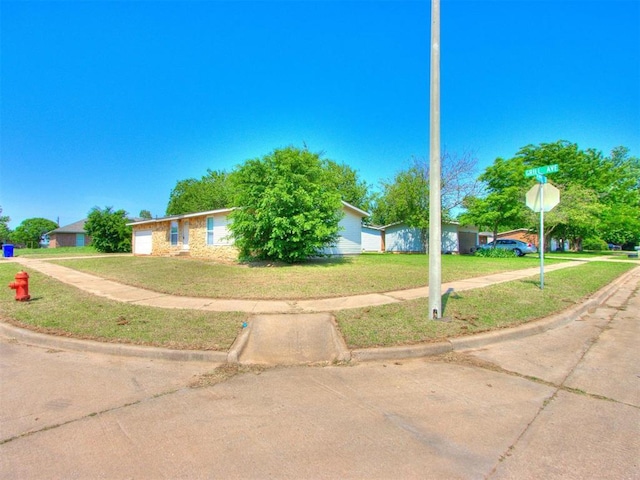 view of front of property featuring a front yard