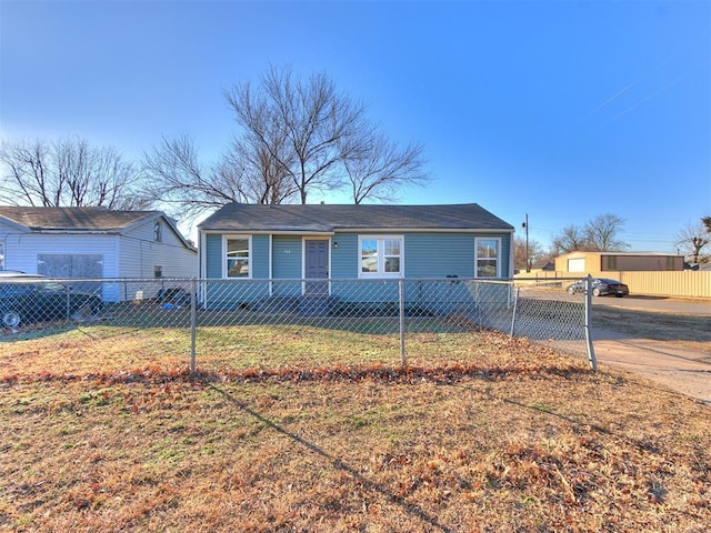 view of front of property featuring a front lawn