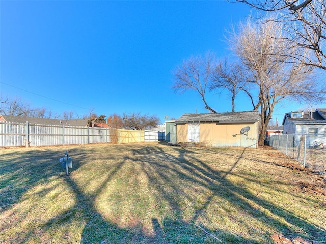 view of yard featuring an outdoor structure