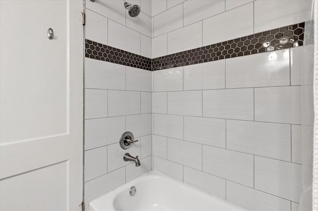 bathroom featuring tiled shower / bath